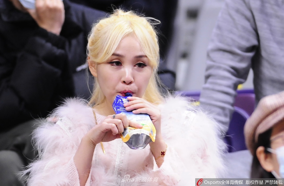 女球迷看台助威CBA联赛第29轮