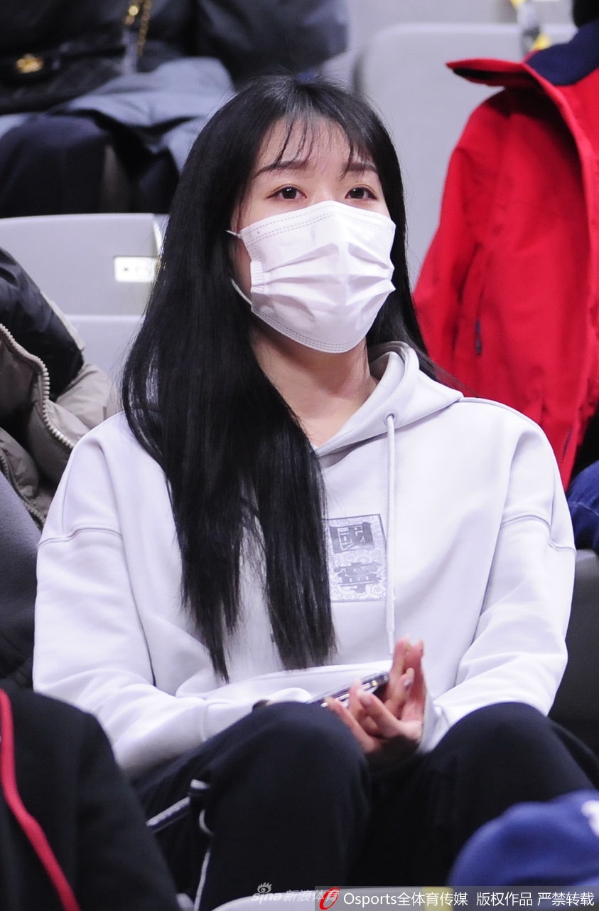 女球迷看台助威CBA联赛第29轮