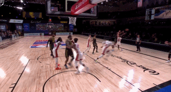 火爆冲突！巴特勒霍华德篮下抱摔！