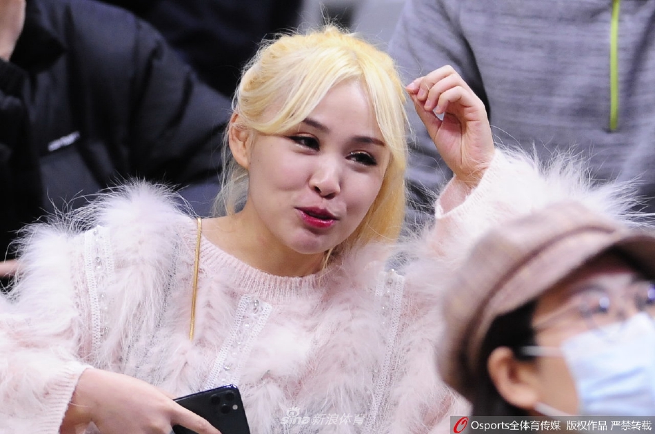 女球迷看台助威CBA联赛第29轮