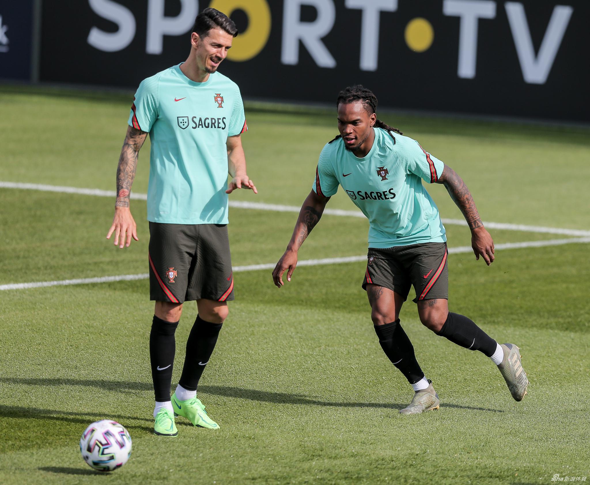 葡萄牙队训练备战欧洲杯 C罗成关注焦点