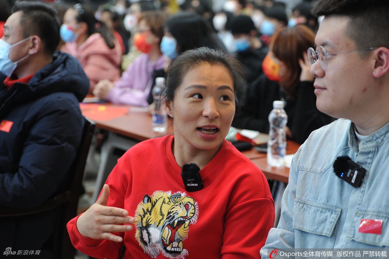 沈阳体育学院师生见证徐梦桃冬奥夺冠