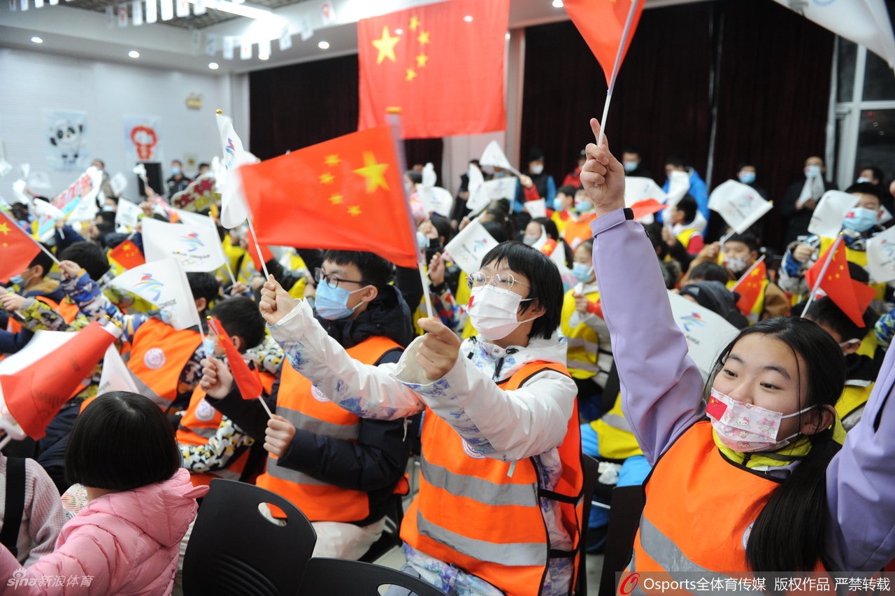 沈阳体育学院师生见证徐梦桃冬奥夺冠