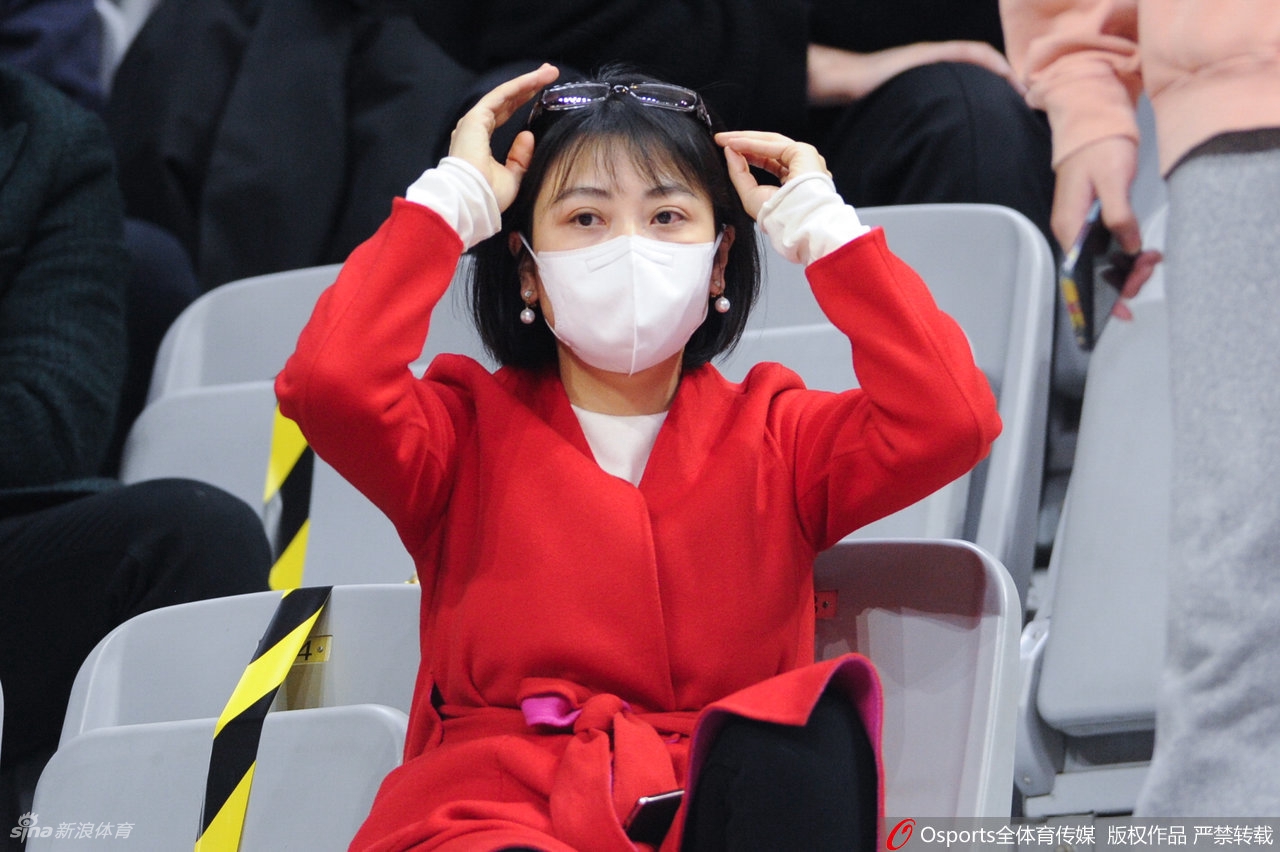 CBA第三阶段开启 女球迷现场助威