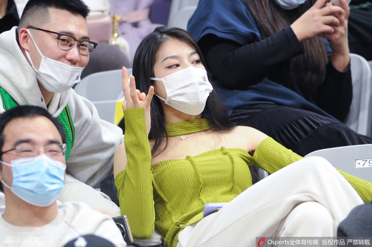 CBA第三阶段开启 女球迷现场助威
