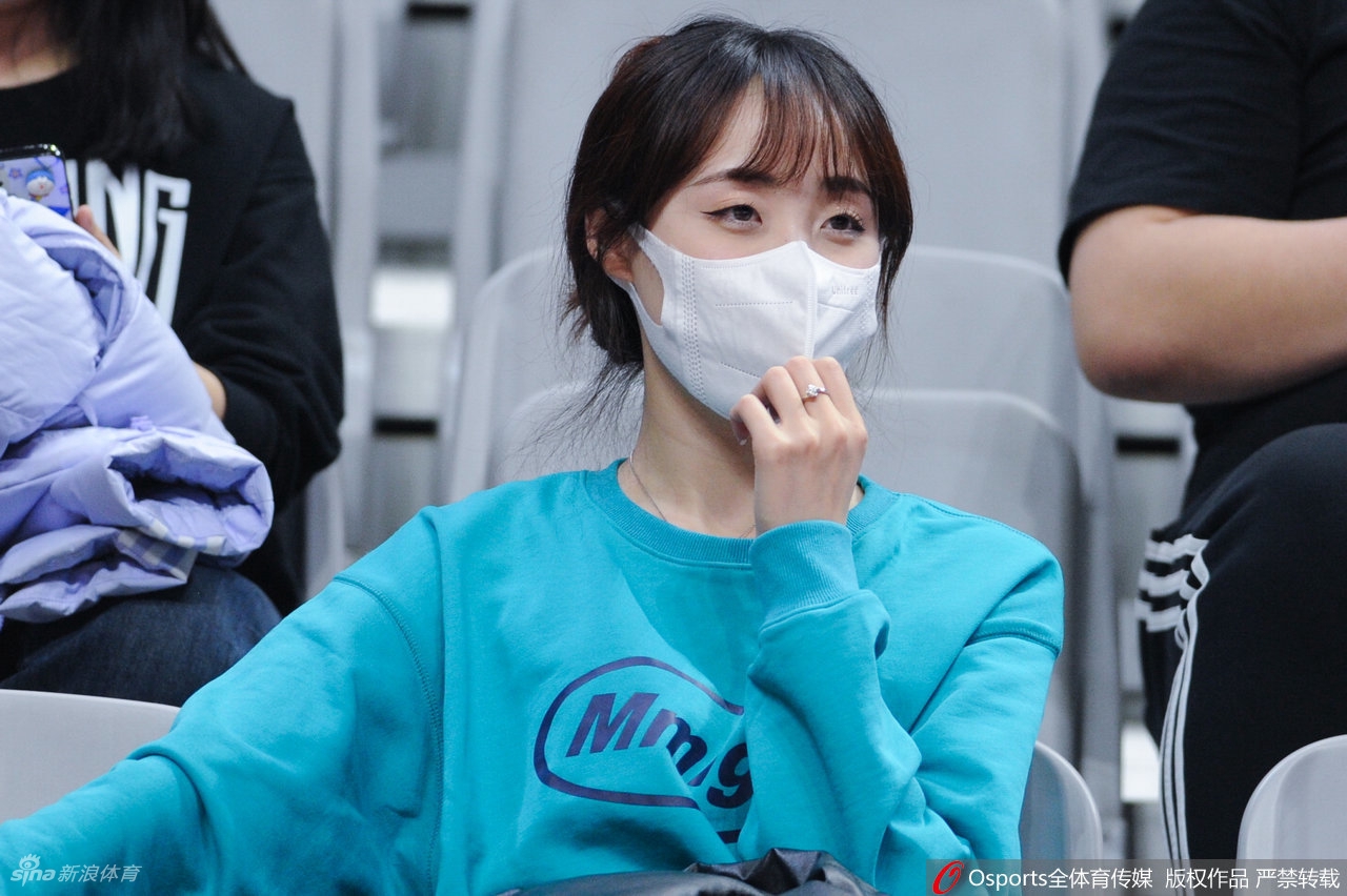 CBA第三阶段开启 女球迷现场助威