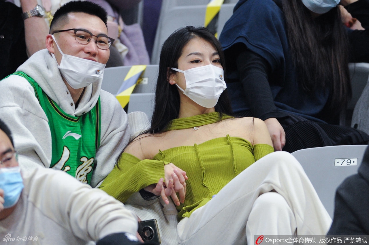 CBA第三阶段开启 女球迷现场助威