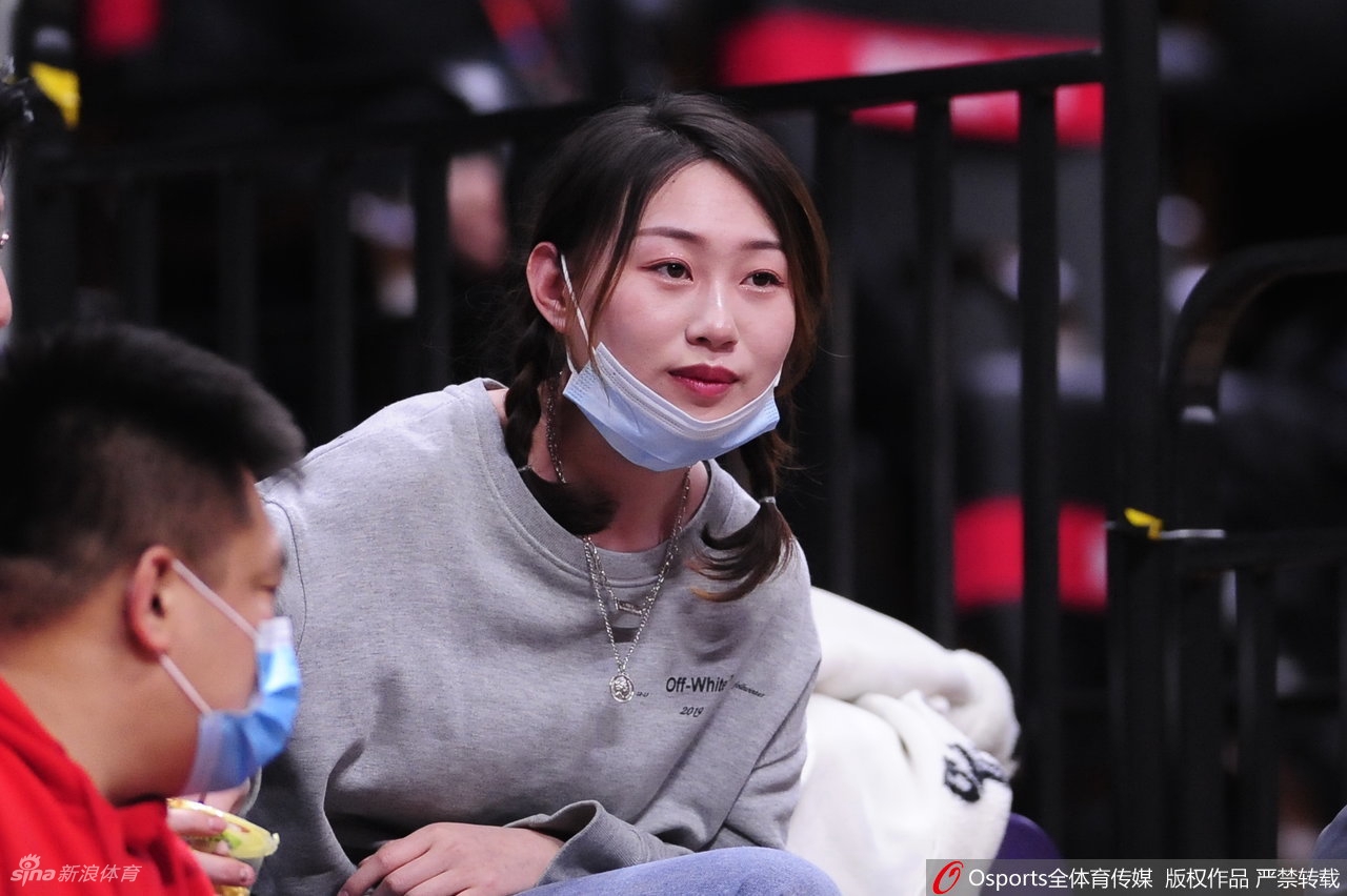 女球迷看台助威CBA联赛第29轮