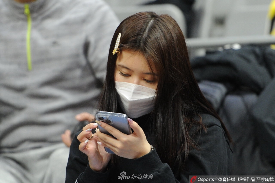 女球迷看台助威CBA联赛第29轮