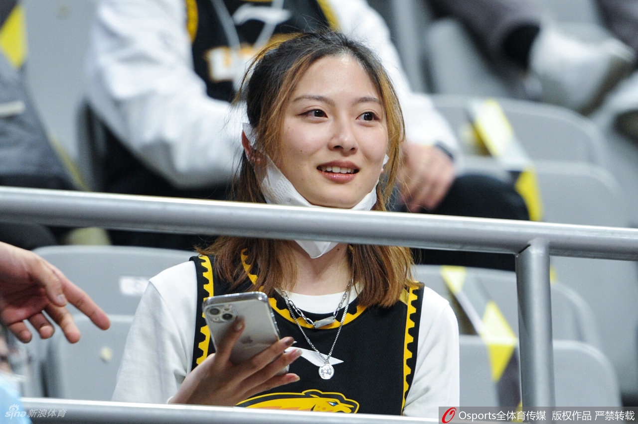 女球迷看台助威CBA联赛第30轮