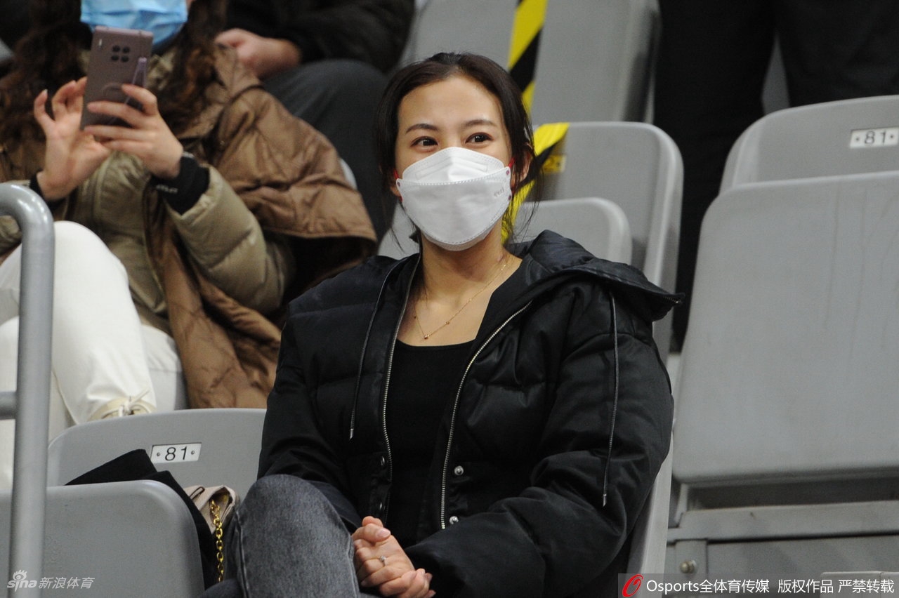 女球迷看台助威CBA联赛第30轮