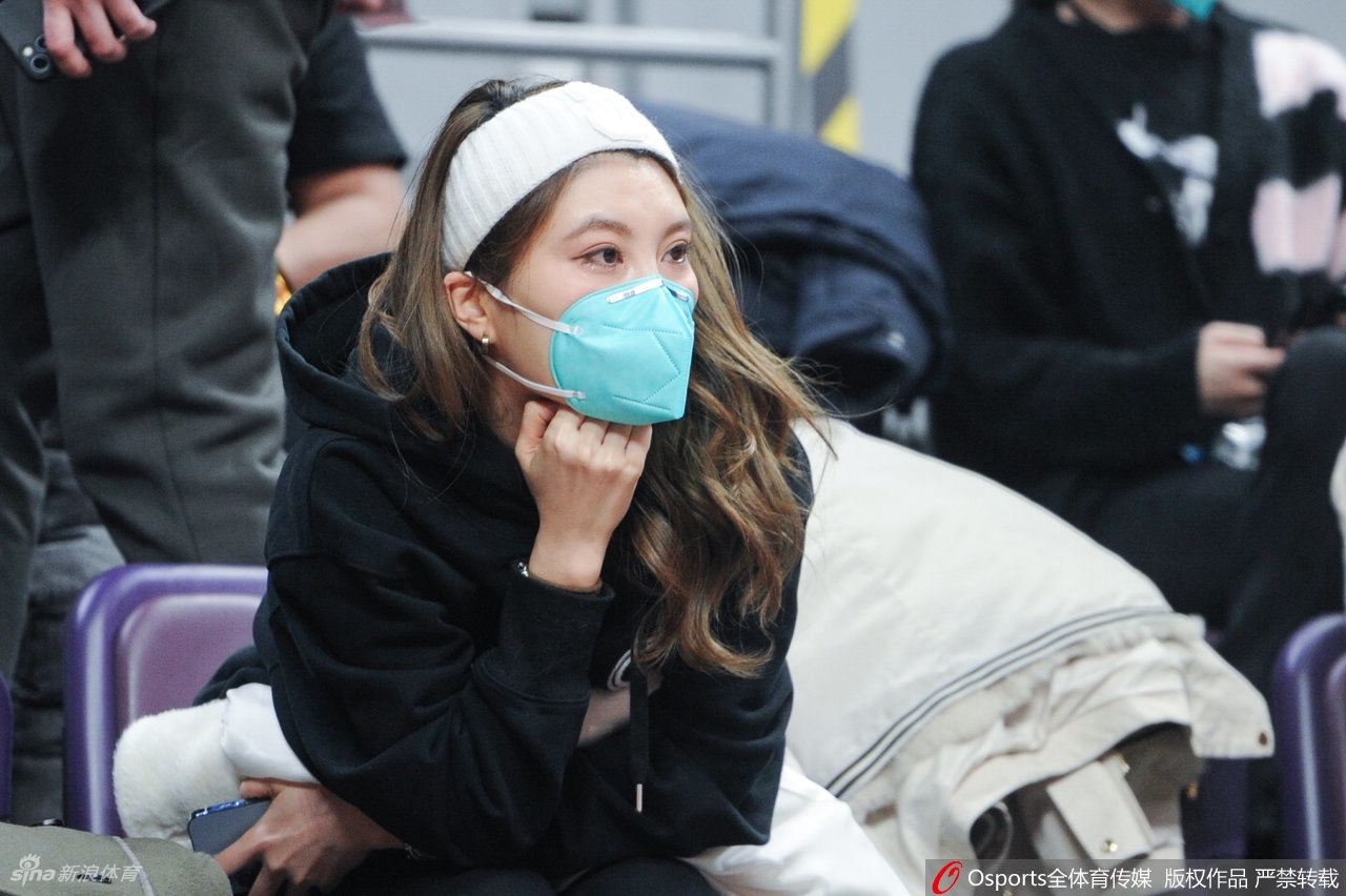 靓丽！女球迷看台助威CBA联赛第35轮