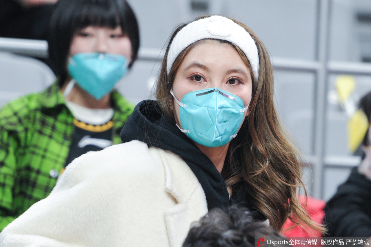 靓丽！女球迷看台助威CBA联赛第35轮