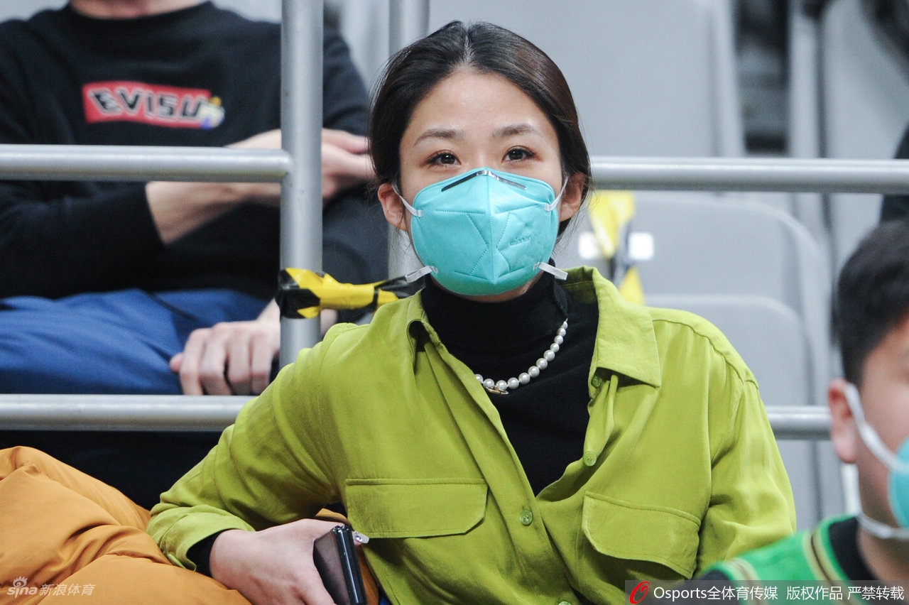 靓丽！女球迷看台助威CBA联赛第35轮