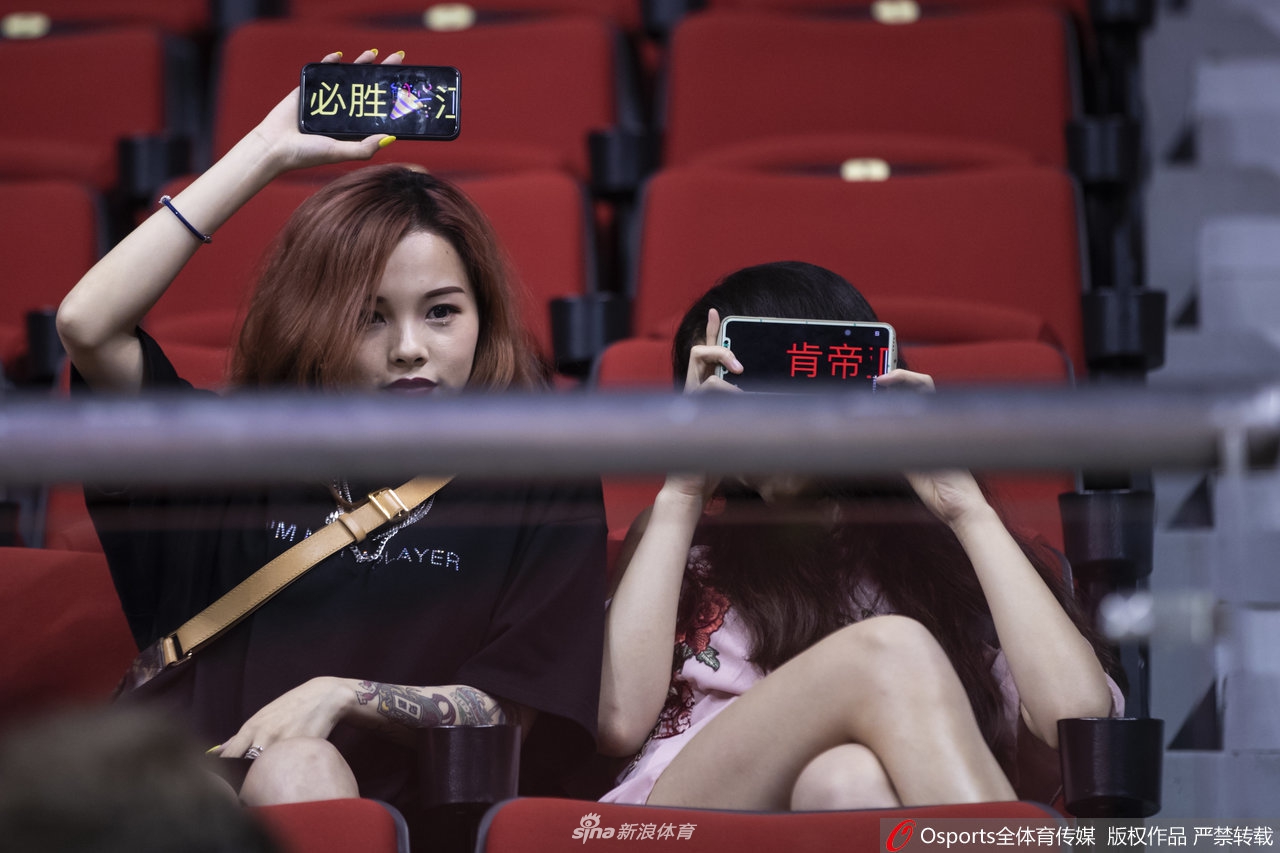 cba夏季联赛美女如云!漂亮女观众 拉拉队热舞