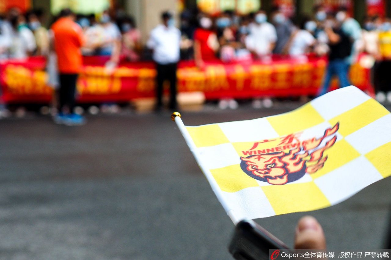 CBA冠军广东回粤球迷热情迎接 易建联坐轮椅令人动容