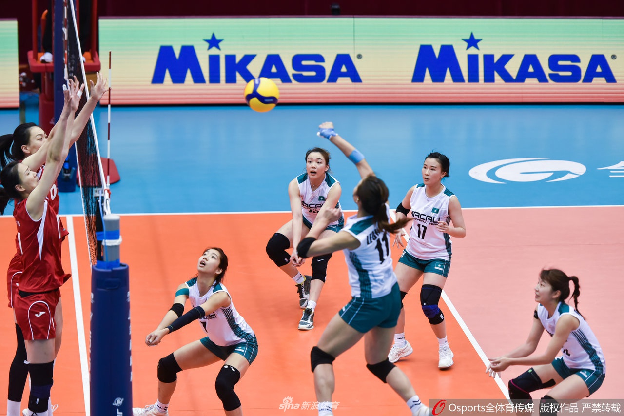 河南女排提前出线晋级八强 澳门女排变迷妹与朱婷合影