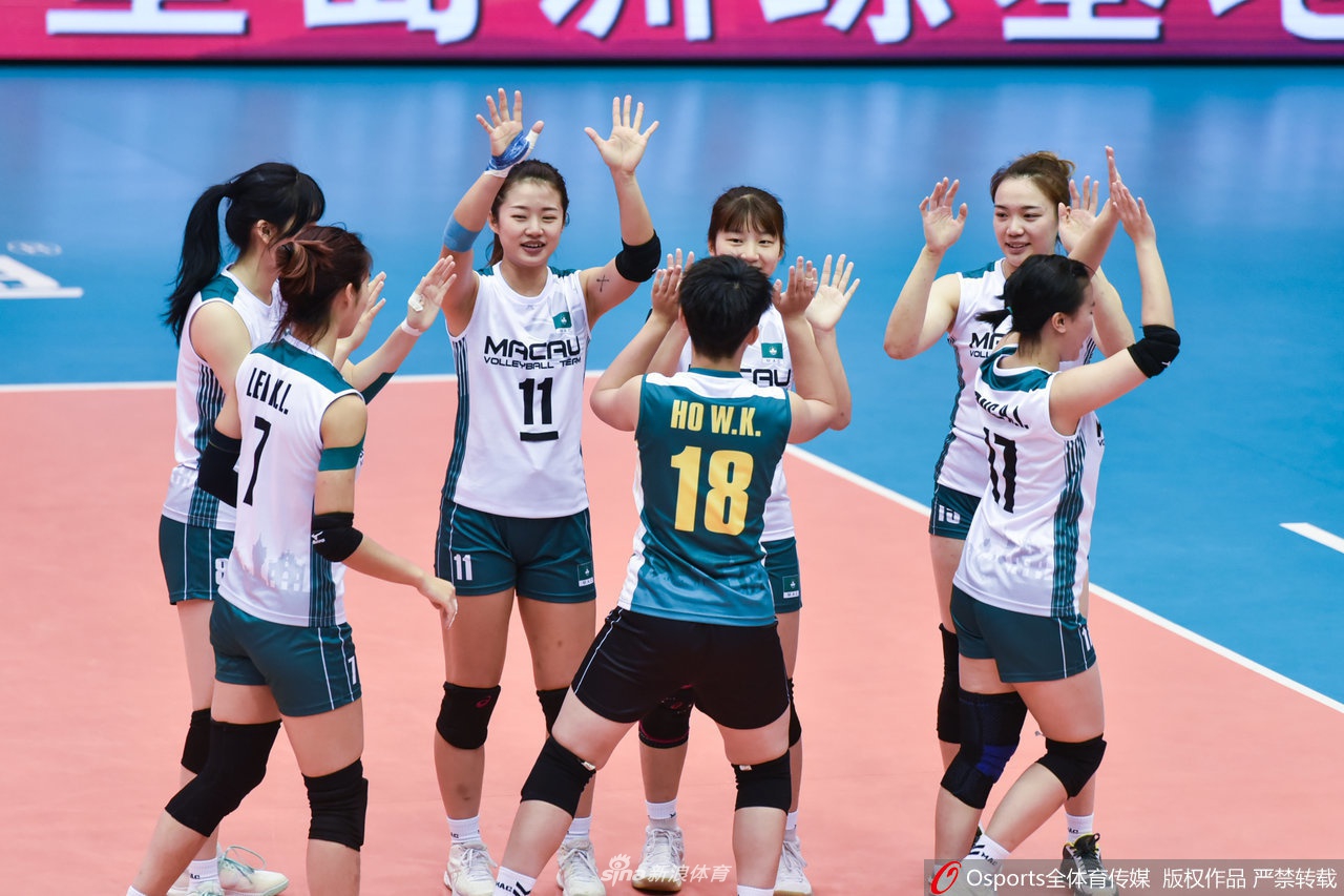 河南女排提前出线晋级八强 澳门女排变迷妹与朱婷合影