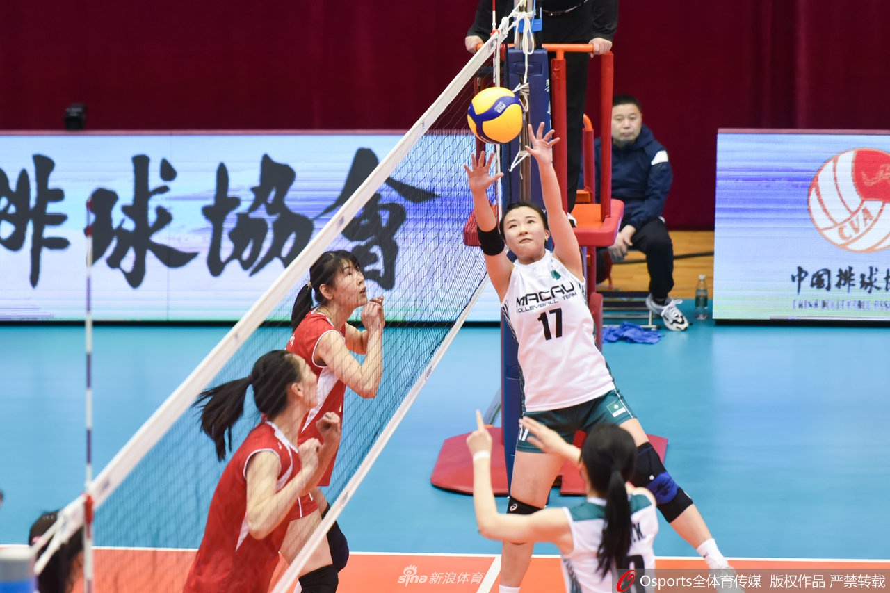 河南女排提前出线晋级八强 澳门女排变迷妹与朱婷合影