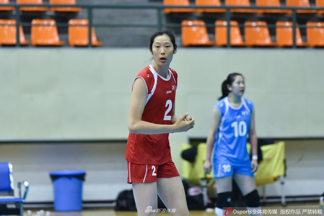 河南女排提前出线晋级八强 澳门女排变迷妹与朱婷合影