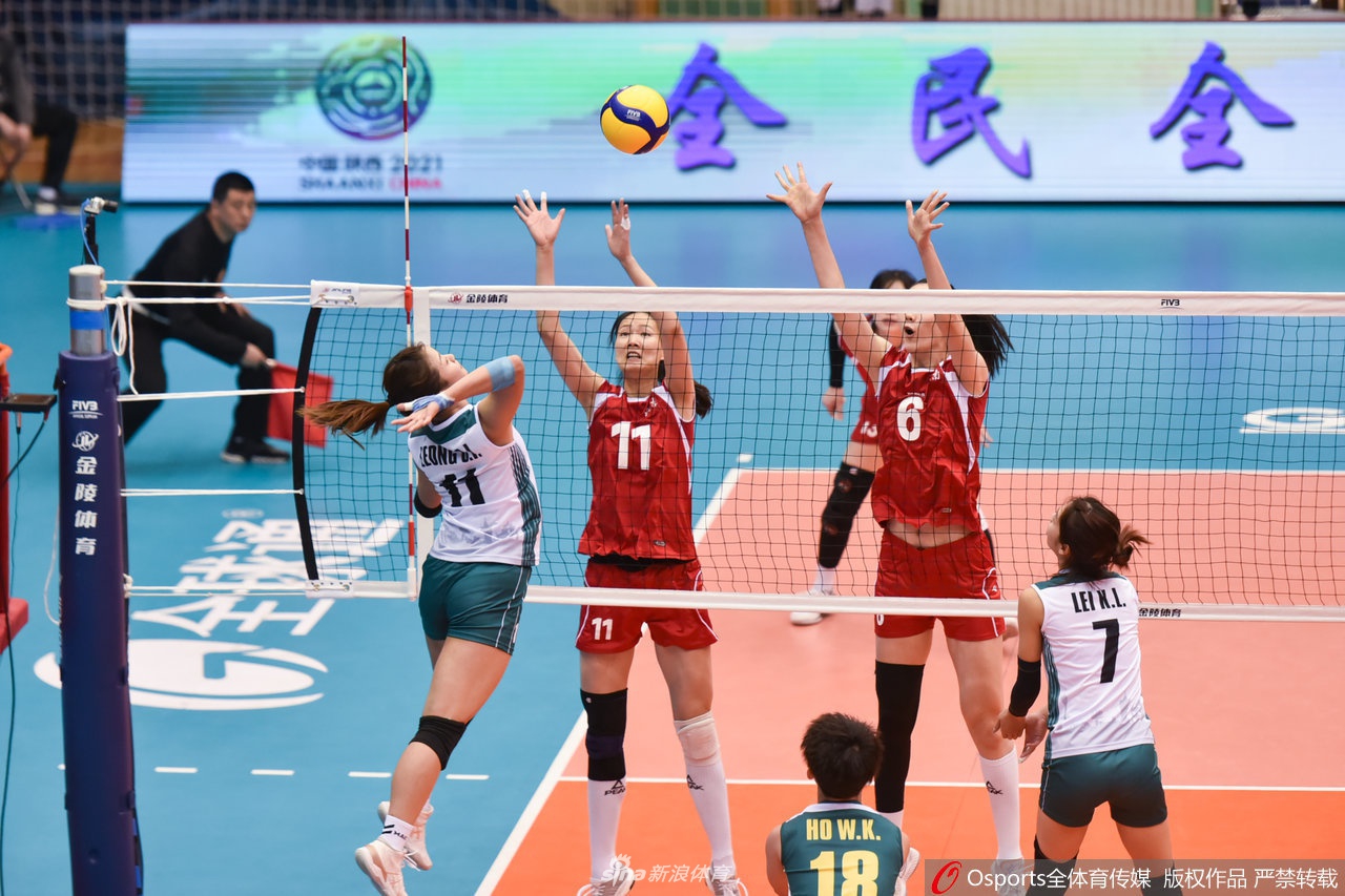 河南女排提前出线晋级八强 澳门女排变迷妹与朱婷合影