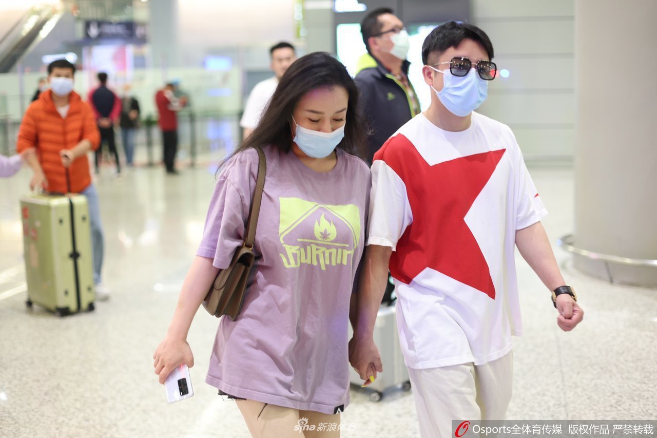 拳王邹市明夫妇抵达上海 双手紧握秀恩爱