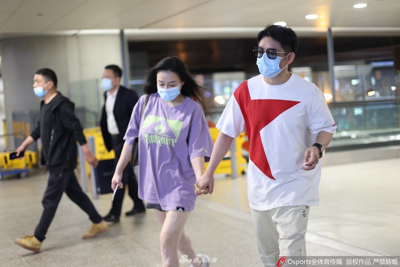 拳王邹市明夫妇抵达上海 双手紧握秀恩爱