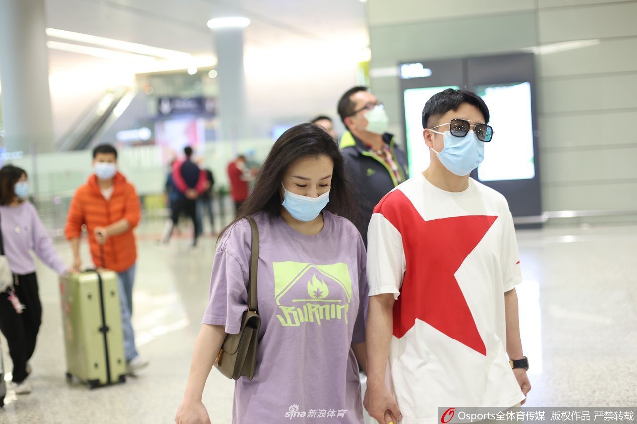 拳王邹市明夫妇抵达上海 双手紧握秀恩爱