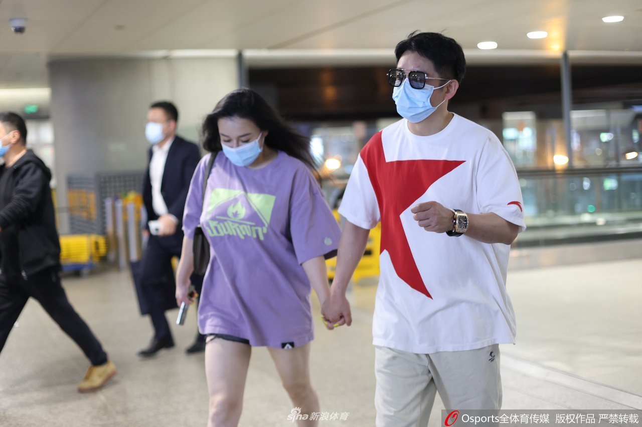 拳王邹市明夫妇抵达上海 双手紧握秀恩爱