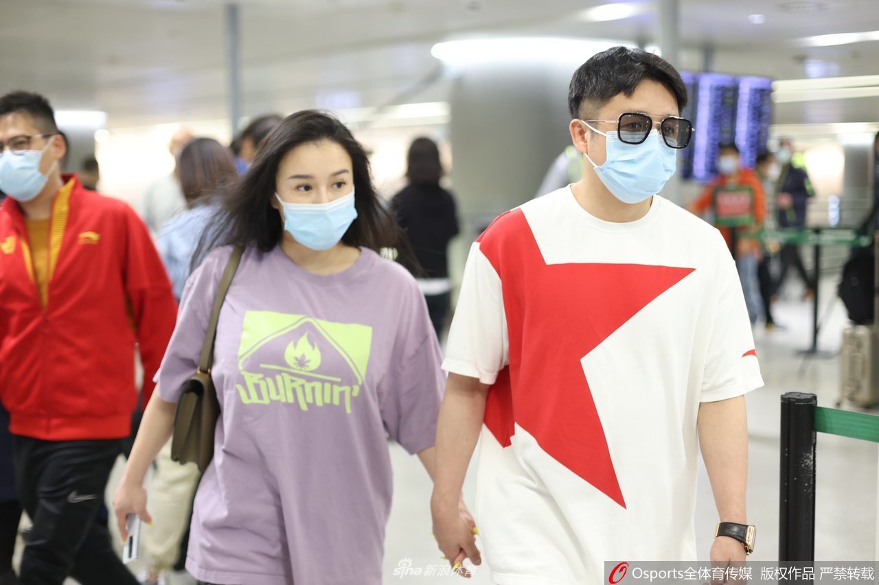 拳王邹市明夫妇抵达上海 双手紧握秀恩爱