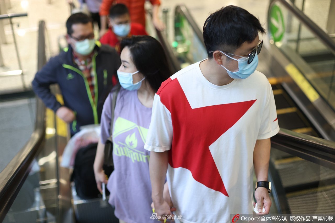 拳王邹市明夫妇抵达上海 双手紧握秀恩爱