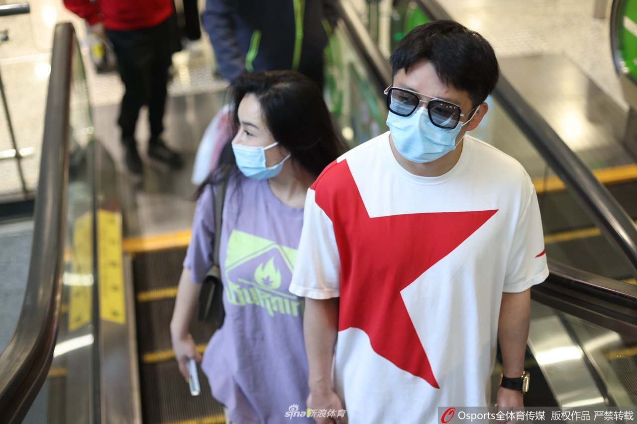 拳王邹市明夫妇抵达上海 双手紧握秀恩爱