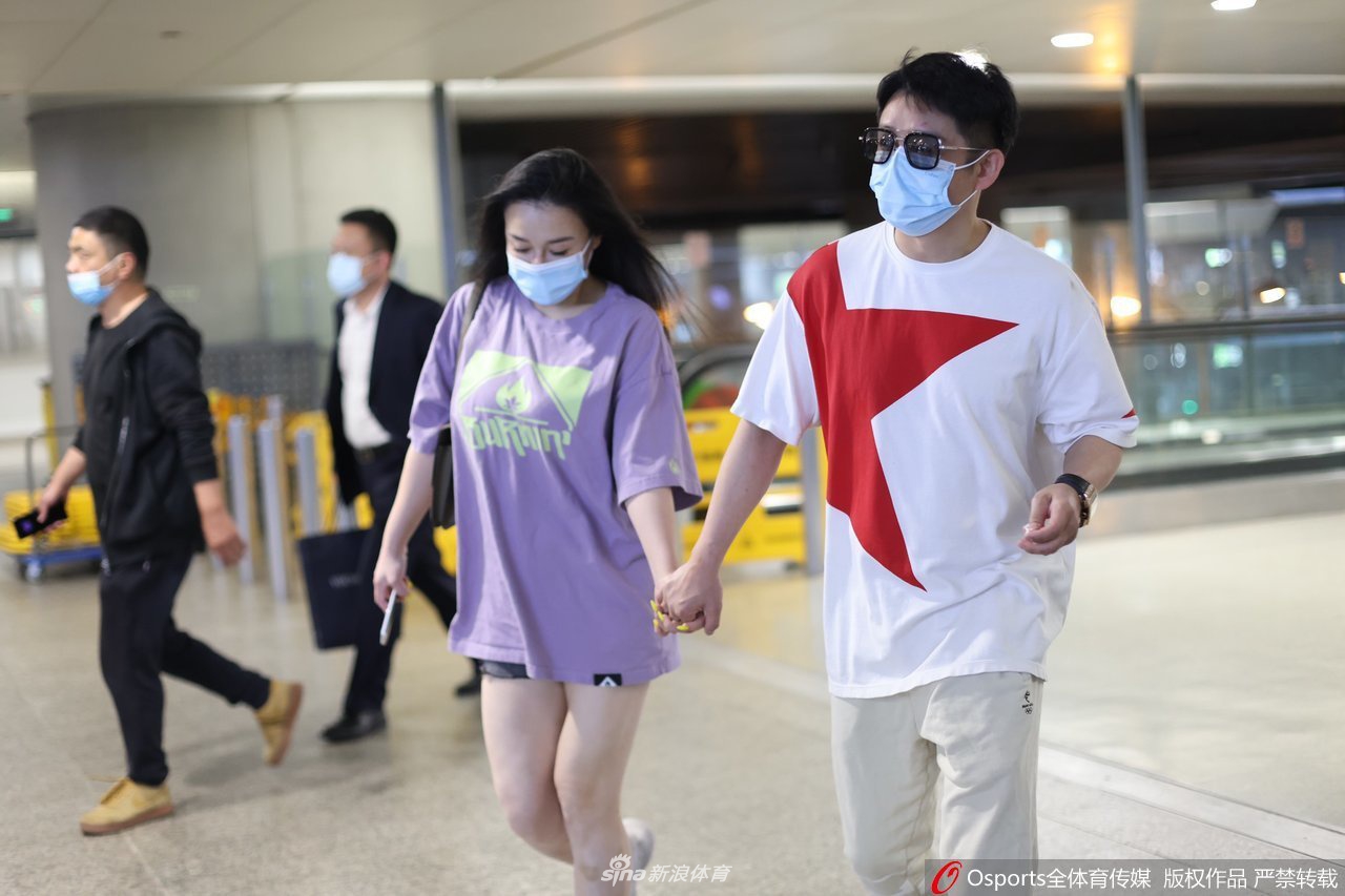 拳王邹市明夫妇抵达上海 双手紧握秀恩爱