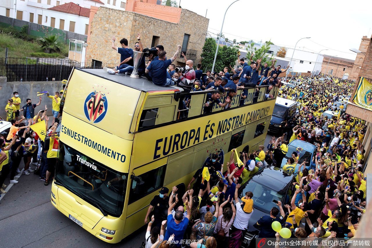 比利亚雷亚尔巡游庆祝夺得欧联杯