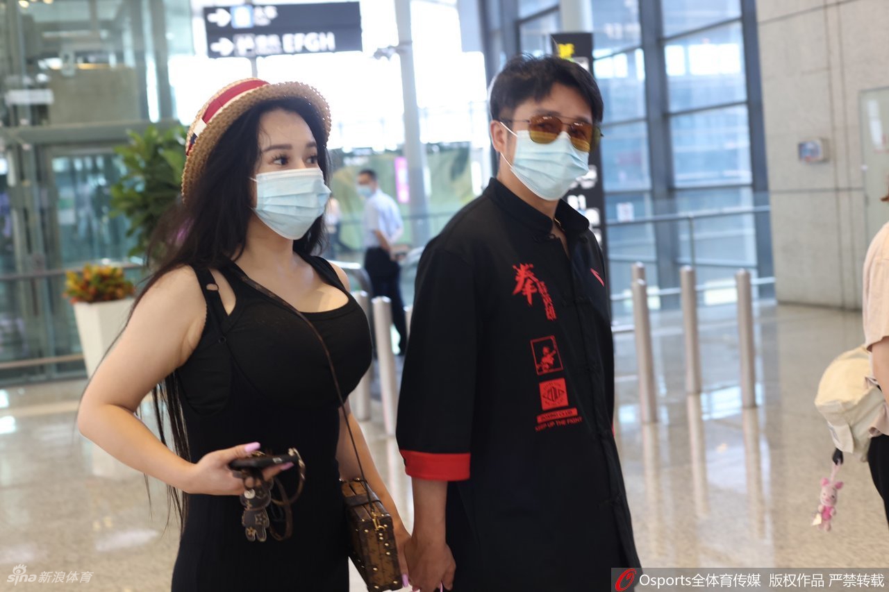 邹市明冉莹颖夫妻二人双手紧握