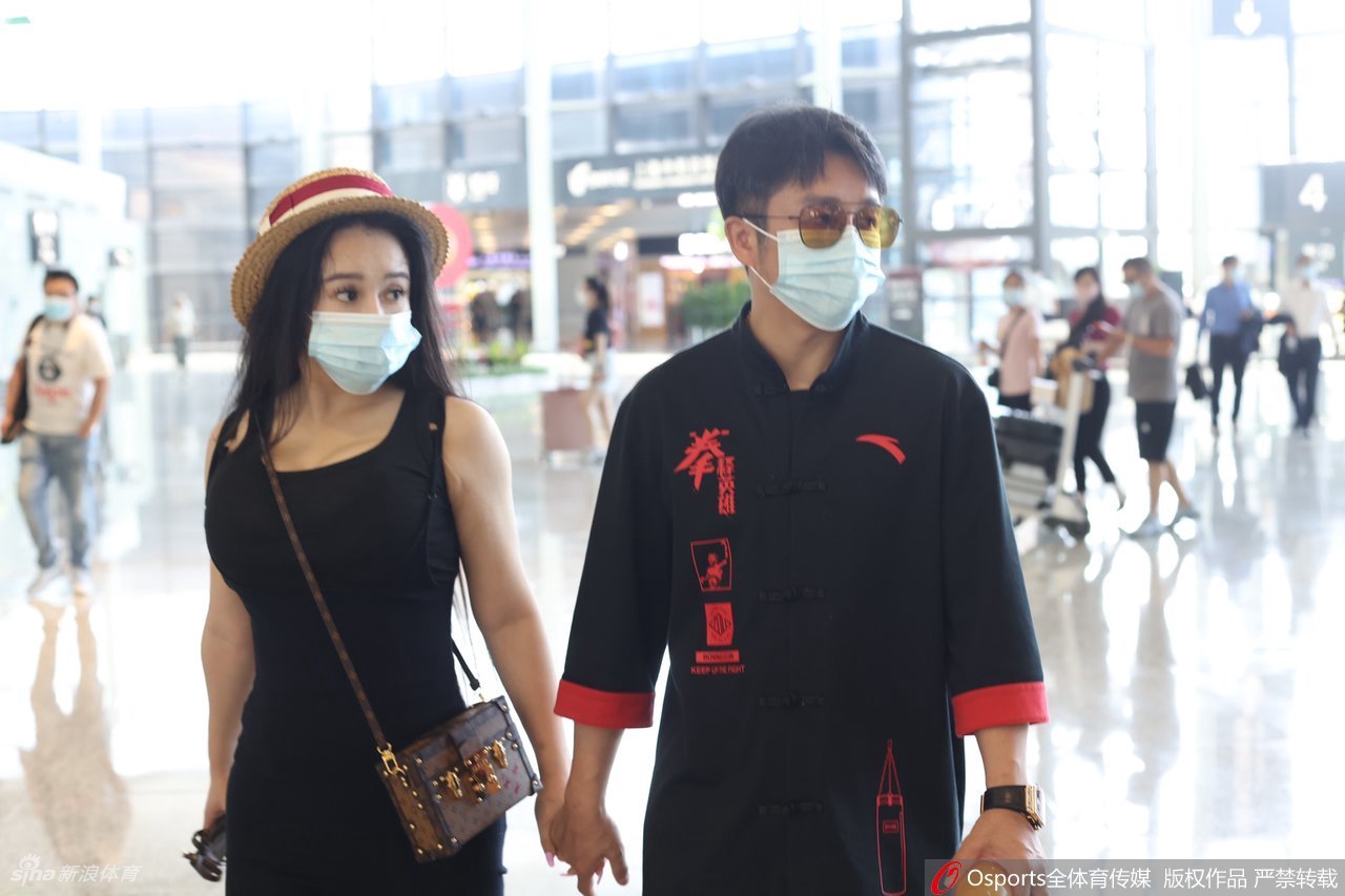 邹市明冉莹颖夫妻二人双手紧握