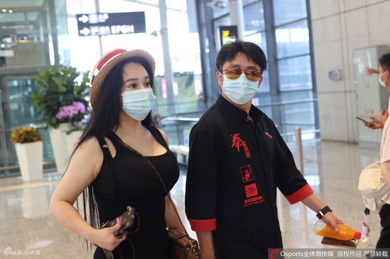 邹市明冉莹颖夫妻二人双手紧握