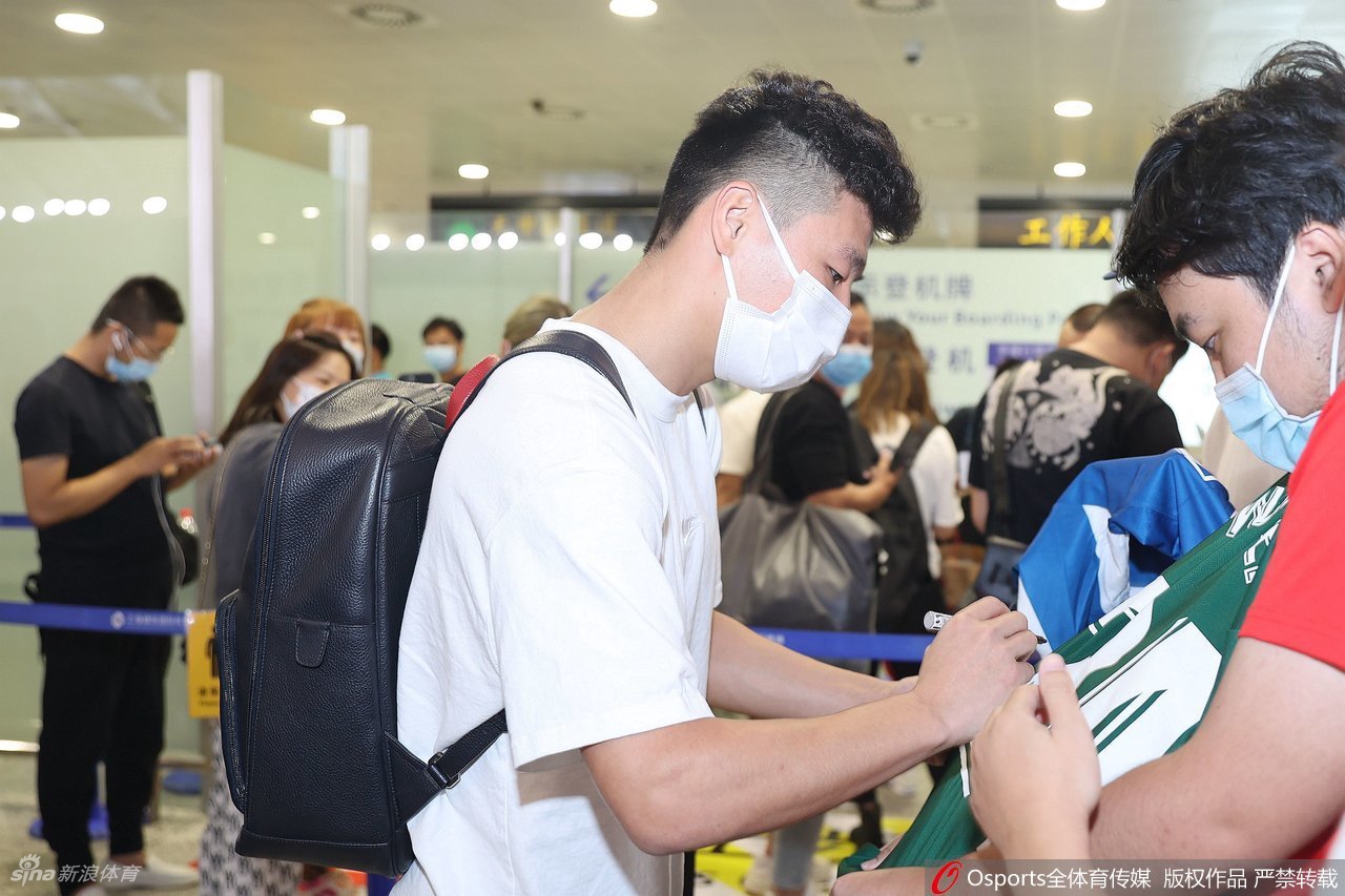 武磊启程前往西班牙 临行前为球迷签名