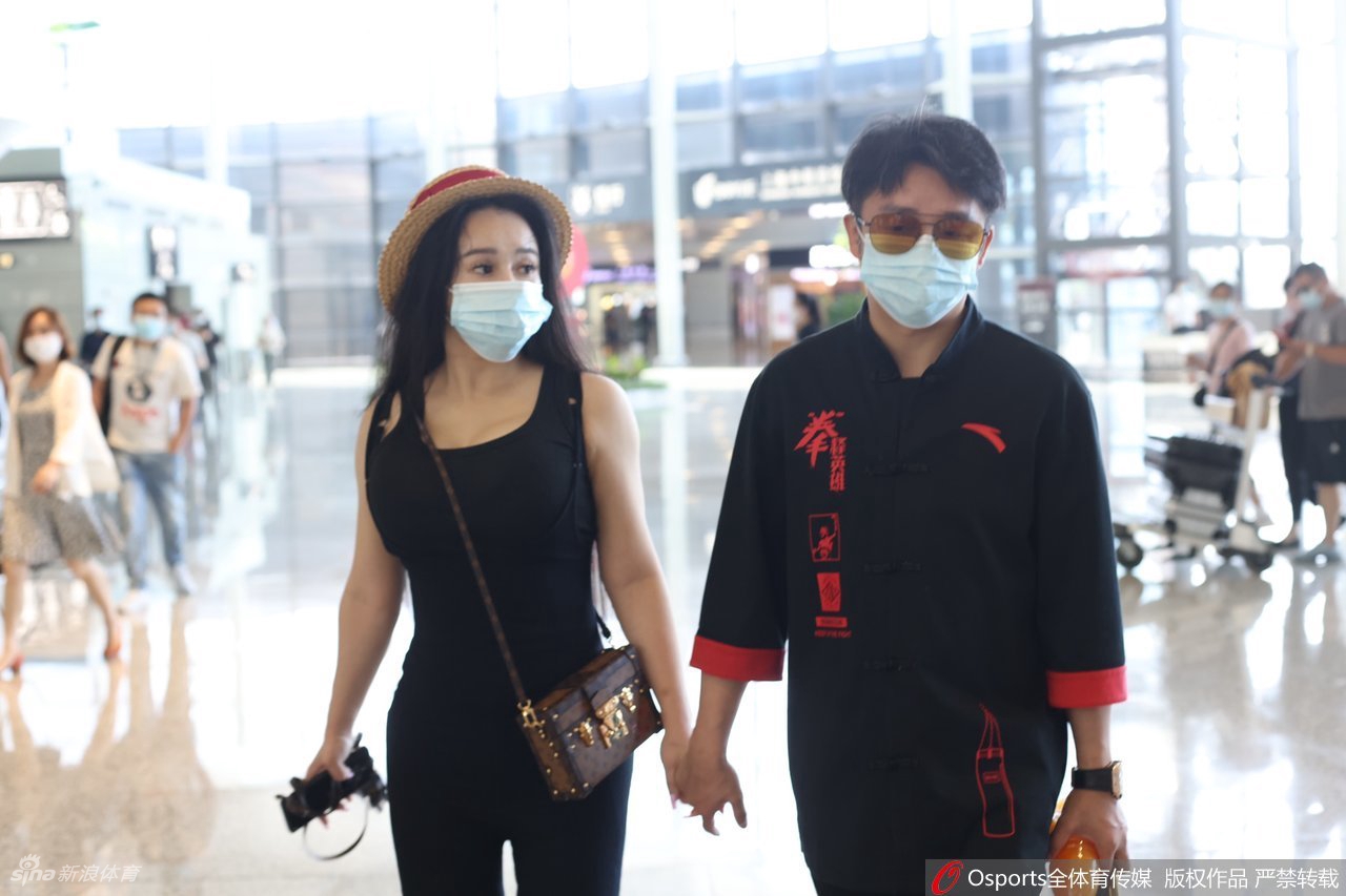 邹市明冉莹颖夫妻二人双手紧握