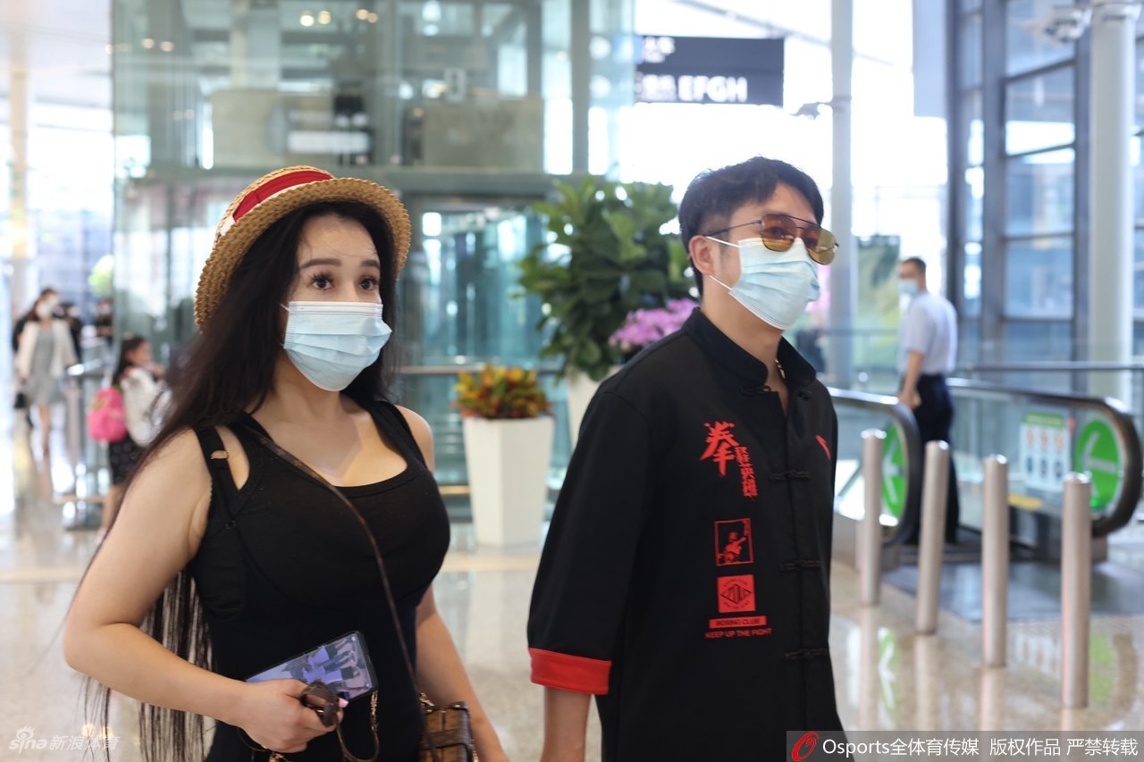 邹市明冉莹颖夫妻二人双手紧握