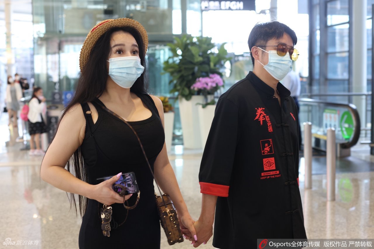 邹市明冉莹颖夫妻二人双手紧握