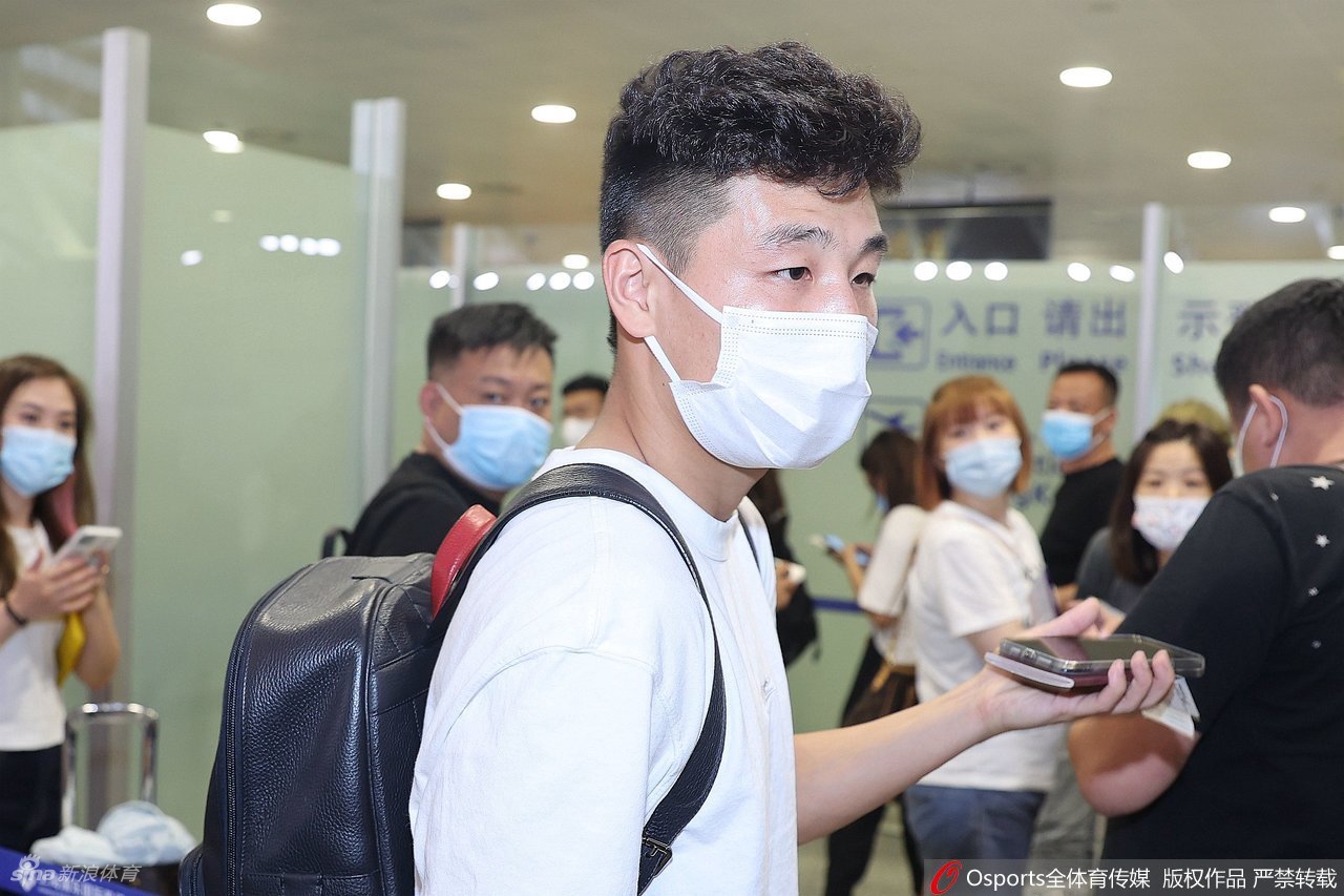 武磊启程前往西班牙 临行前为球迷签名