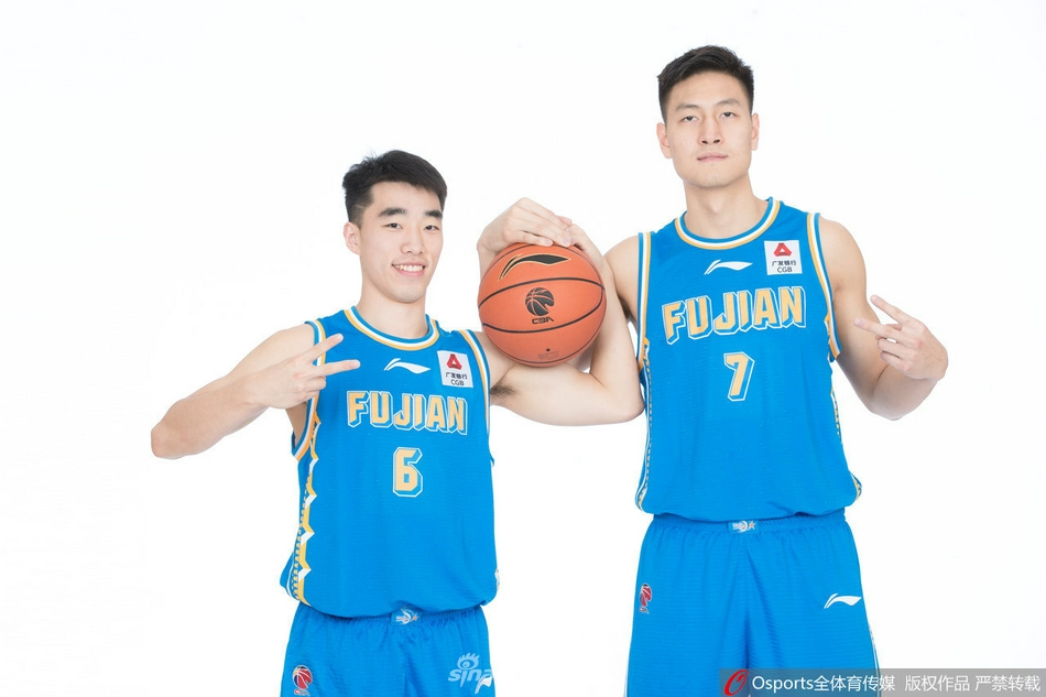 福建浔兴股份队拍摄写真