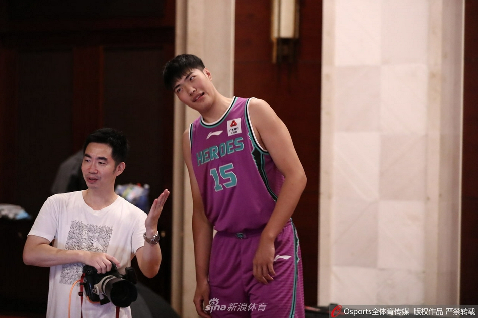 山东高速队官方写真拍摄花絮 丁彦雨航正式回归