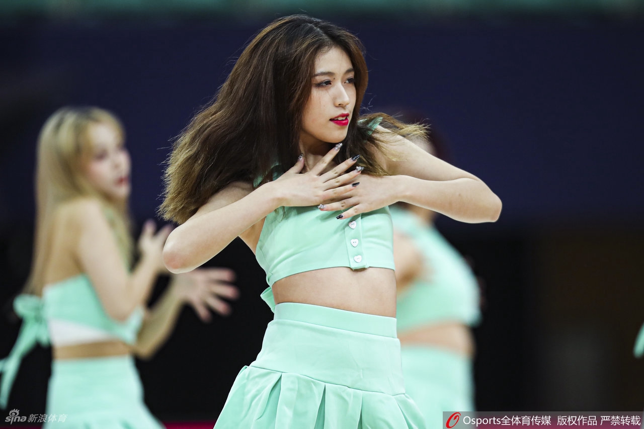 CBA联赛首轮篮球宝贝热舞助威