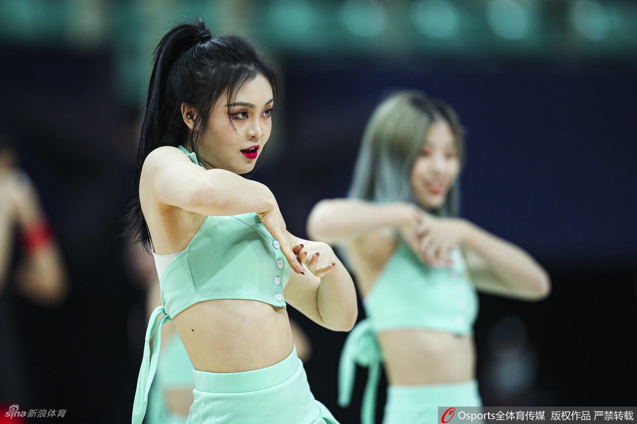 CBA联赛首轮篮球宝贝热舞助威