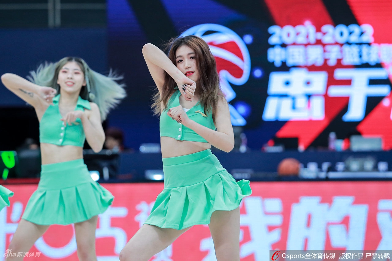 CBA联赛首轮篮球宝贝热舞助威