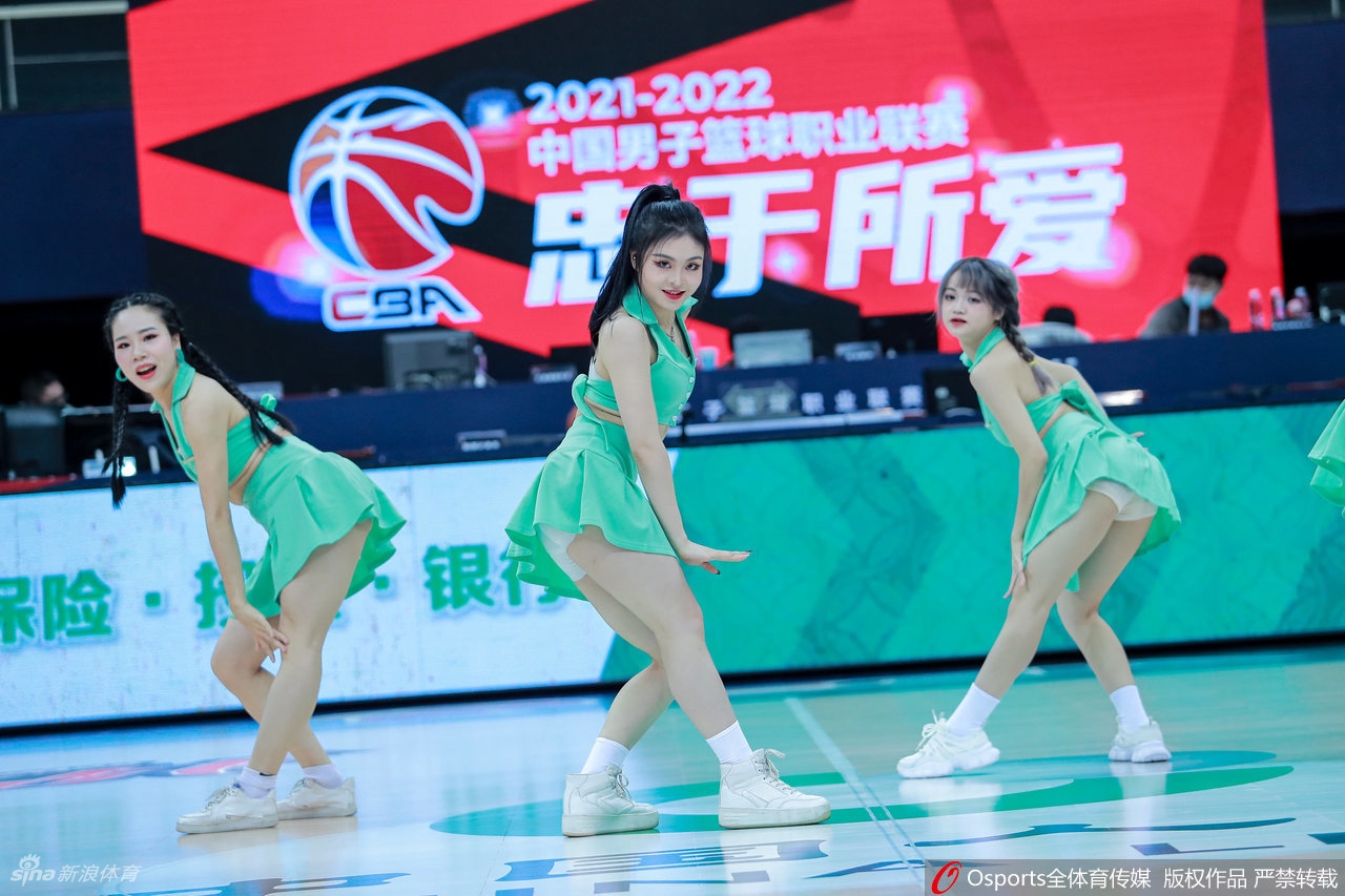 CBA联赛首轮篮球宝贝热舞助威