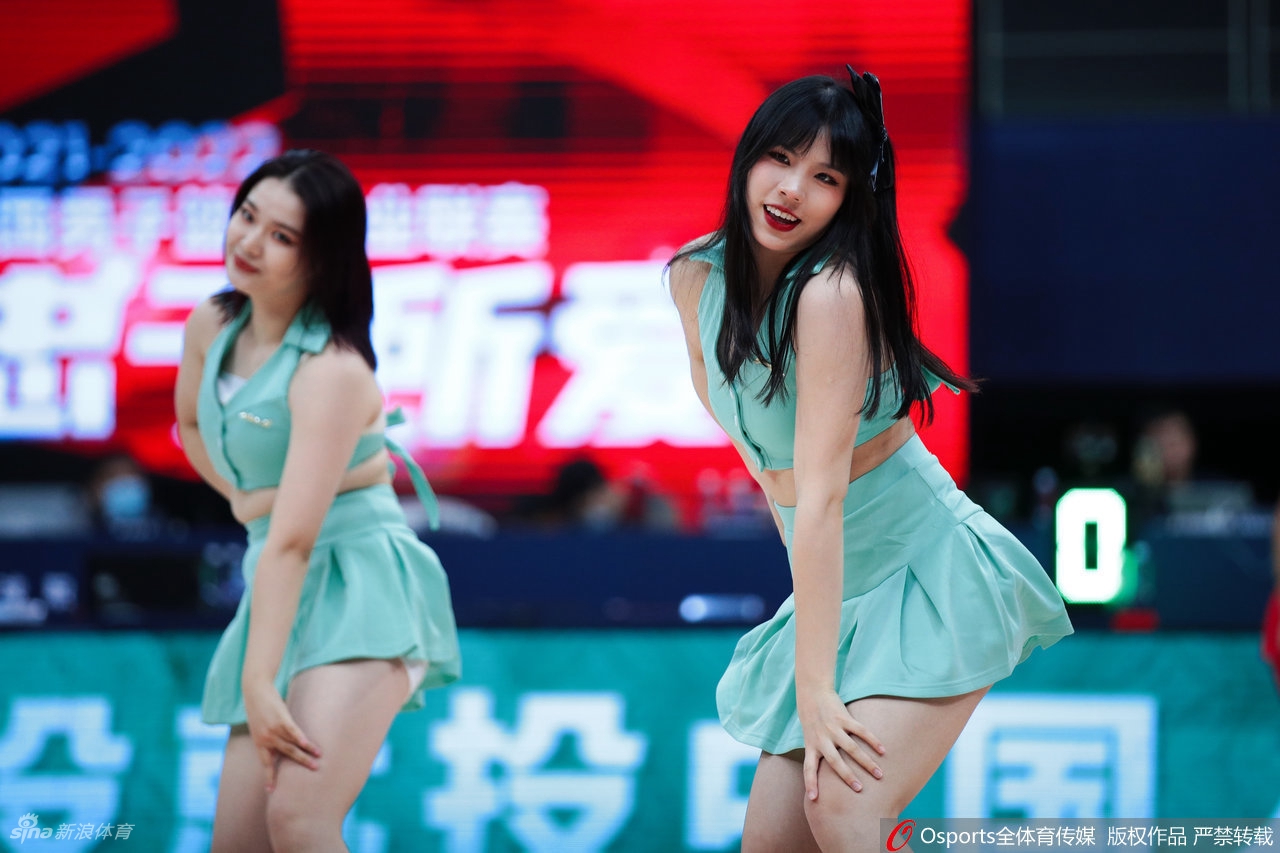 CBA联赛首轮篮球宝贝热舞助威