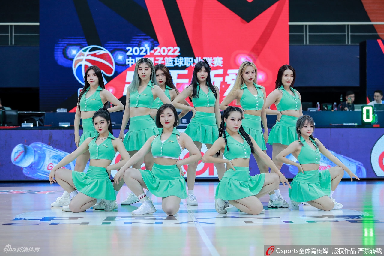 CBA联赛首轮篮球宝贝热舞助威